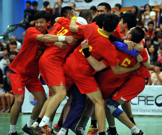 图文-香港国锦赛中国夺冠 中国球员获胜后庆祝