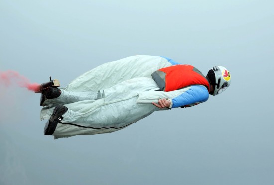 翼装飞行世锦赛排位赛取消 试飞员在雨中试飞
