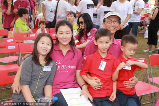 图文-伏明霞香港出席慈善竞步行 与孩子们在一