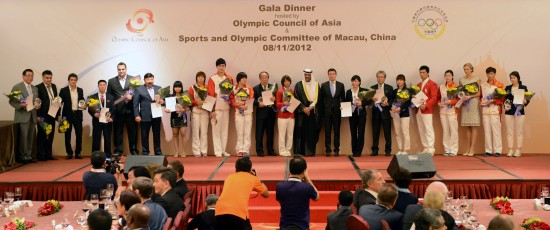 图文-亚奥理事会颁发体育明星奖 嘉宾获奖运动员合影