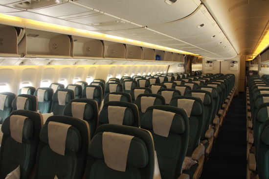 图为新西兰航空波音777客机的普通经济舱布局.
