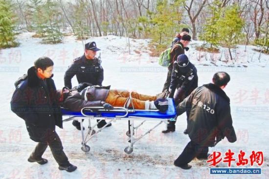 为了这40斤水摔伤腿,多不值啊!1月6日13时40分左右,63岁的赵老汉和老伴拎着4只水桶登上浮山打水,在陡峭的半山腰处,老汉突然脚下一滑,顺斜坡跌落4米后右腿撞到一块石头上,导致右小腿骨折。对于有市民认为山泉水更富含矿物质等对人体有益的微量元素,专家称其实跟自来水差不多。 打完水老爷子摔下斜坡 湖光山色小区对面的浮山上,有个老人上山打水的时候滑倒摔伤了,躺在地上不敢动弹。6日下午,市民李先生拨打本报热线96663反映说,受伤的老爷子是在打完山泉水准备下山时,从斜坡上滑倒摔伤的,11