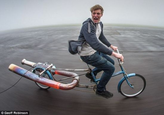英国水管工自制高速喷气式自行车_骑行-自驾_