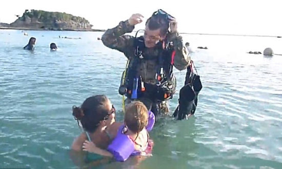 美国空军上校潜水突现 妻女喜极而泣