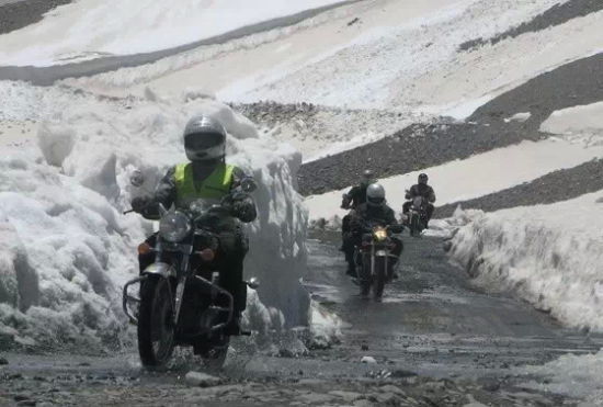 摩托车友冬驾经验分享：保证安全乐享骑行。