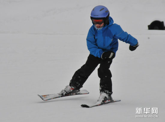 芬兰儿童喜度滑雪假:每年二月放假一周_滑雪-