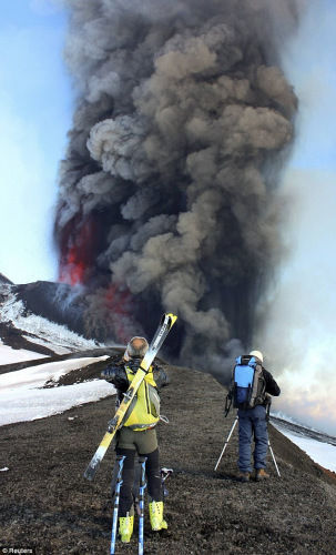 滑雪者近距离观察火山喷发。