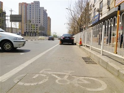 停车位占道难容自行车 绿色出行难实现_骑行-