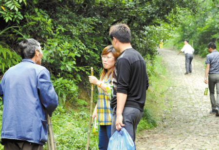 65岁老人自制登山杖免费供登山者使用