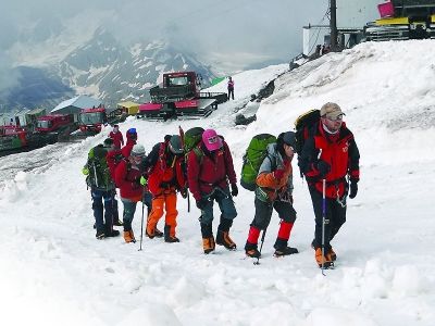 昨日,登山队员进行雪地适应性训练.