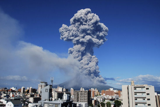 日本樱岛火山第500次喷发 烟尘高5000米_登山