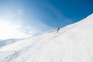 英国遭遇数周严寒 山顶积雪似瑞士雪山