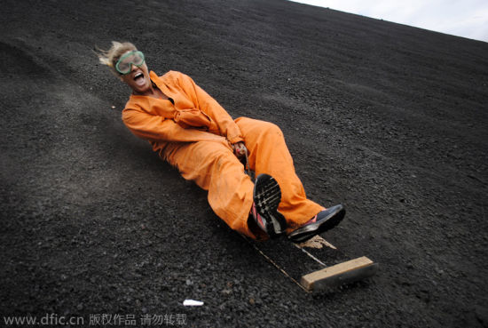 尼加拉瓜兴起火山滑板 勇者用生命挑战极限_滑