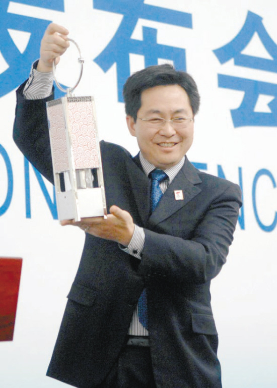 北京奥组委火炬接力中心新闻发言人曲莹璞展示火种灯.新华社发