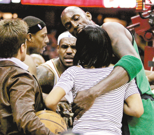 小皇帝球场跟亲妈翻脸 加内特陪笑脸要当和事