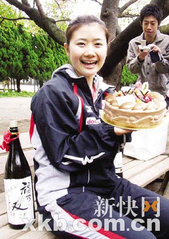 “瓷娃娃”20岁庆生滴酒不沾暂时无交男友打算(图)
