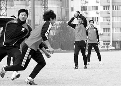 国足首败教练组给说法:三个失球都与后腰失误