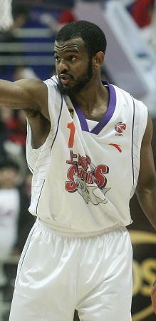 上海男篮4后卫平行站位 邓华德详解如何轮换阵