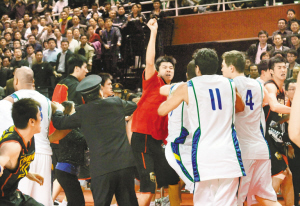 国字号告急:男足两线饮恨 男篮热身上演斗殴闹
