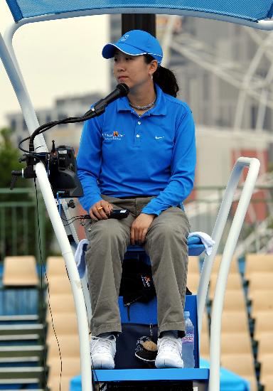 图文-澳网上的中国裁判 轮椅网球赛中的主裁王