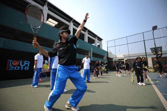 图文-明日之星网球训练营在滇训练 外教演示发