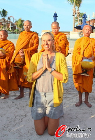 图文-莎娃曼谷拜佛虔诚之至千里不遥 莎娃跪拜