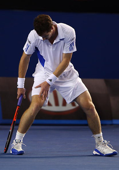 图文-澳网男单决赛费德勒vs穆雷 膝盖疑似有点受伤