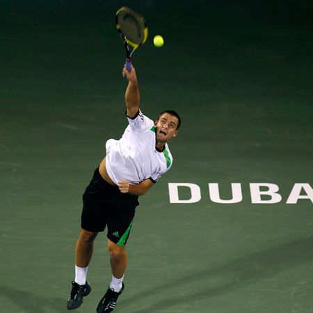 图文-迪拜网球公开赛第一日赛况 施展大力扣杀
