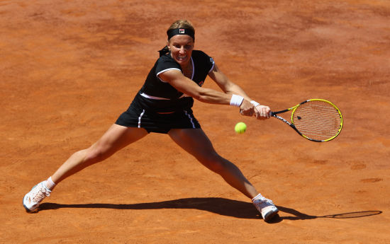 图文-罗马赛库兹娃爆冷出局 红土劈叉奋力救球