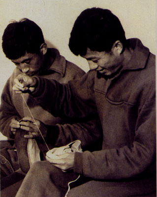 在那个年代,球员都是自助缝补球鞋,张宏根(右)也不例外。 在那个年代,球员都是自助缝补球鞋,张宏根(右)也不例外。