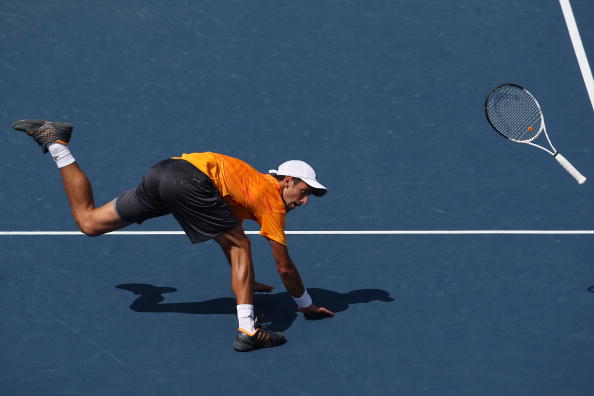 小德发球竟将球拍扔到对方半场 离谱失误令人