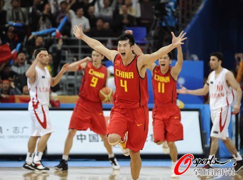 图文-[亚运会]中国男篮VS伊朗 丁锦辉狂奔庆祝
