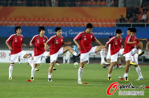 图文-亚运会中国男足VS韩国 国奥赛前踩场训练
