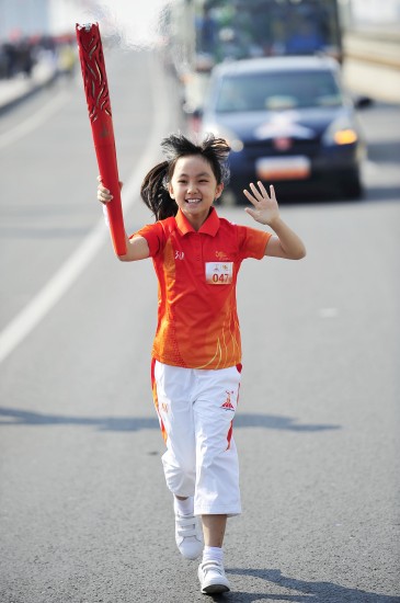 图文-广州亚运会火炬在清远传递冷若萌年仅10
