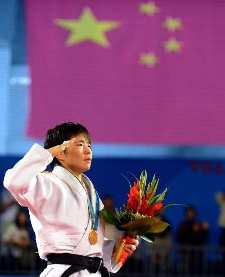 图文-女子48公斤级颁奖仪式 吴树根向国旗