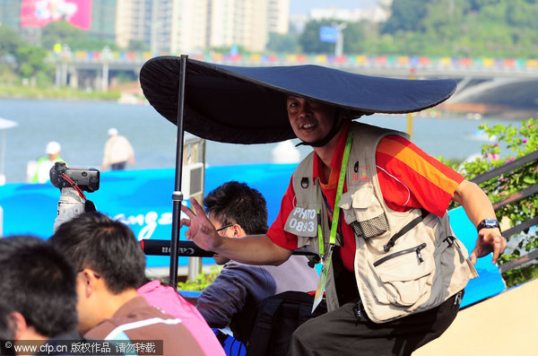 图文-[花絮]各路记者防晒高招 我有大帽子我怕