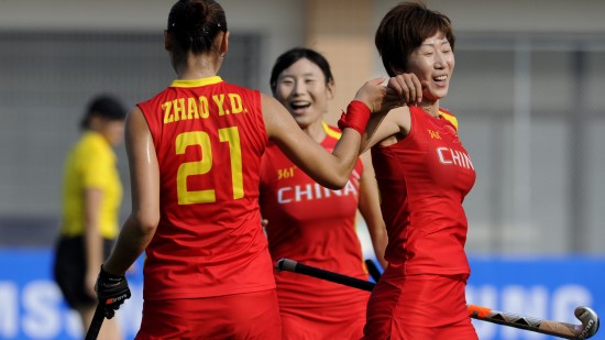 图文-亚运女曲单循环赛中国胜日本 庆祝进球_