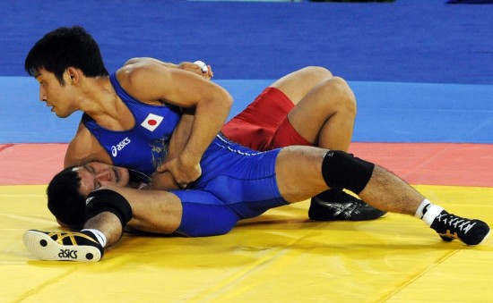 图文-男子古典式55公斤级日本选手摘金 气势雄浑
