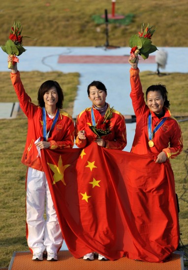 图文-女子双向飞碟团体颁奖仪式 中国队老将压