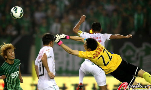 杭州绿城客场2-1逆转北京国安,图为比赛中国安门将杨智奋力扑救