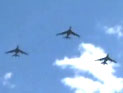 9架轰6H飞机组成梯队飞越天安门广场