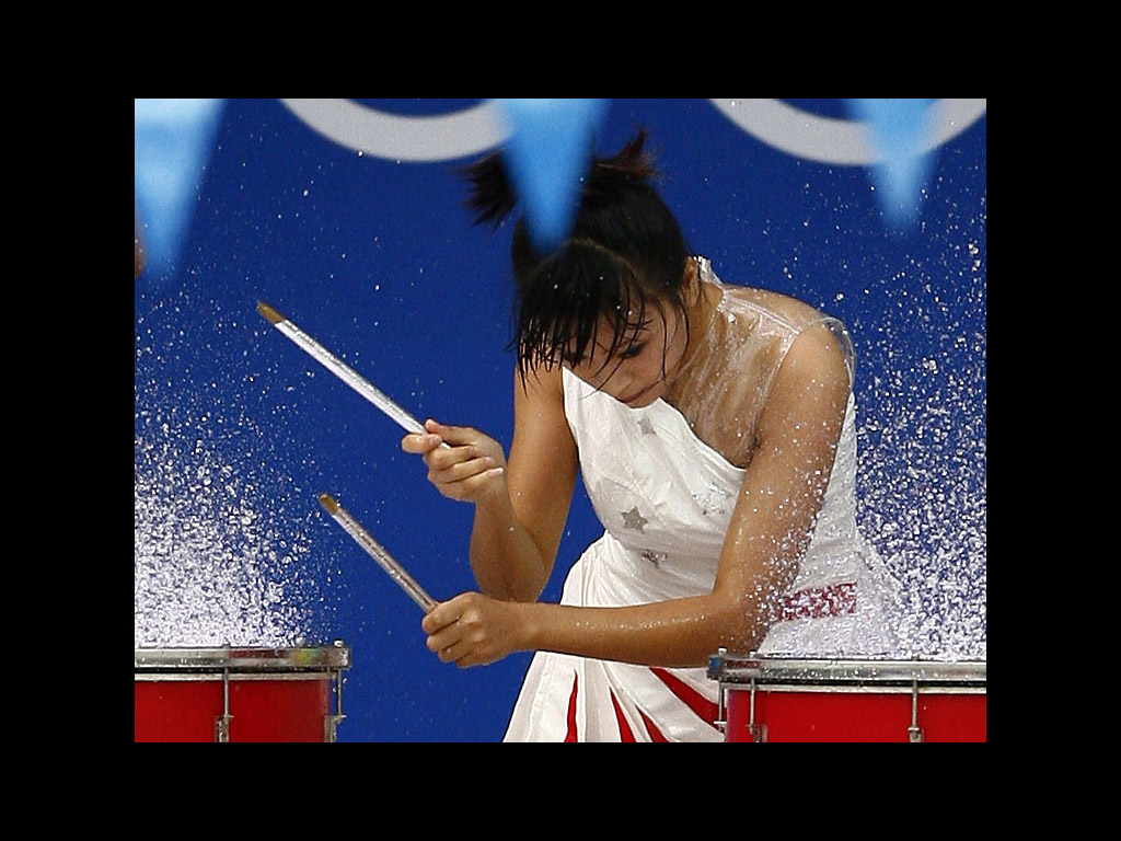 白衣美女水立方性感演出湿身击鼓