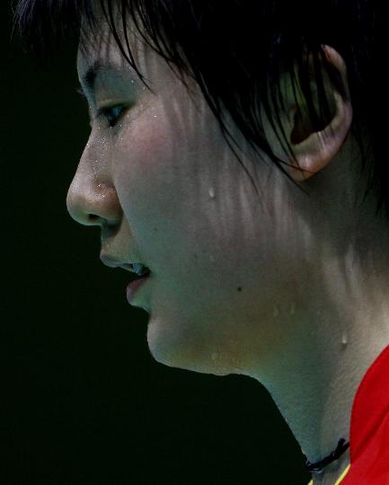 图文中国锁定羽毛球女单金牌卢兰累得满头大汗