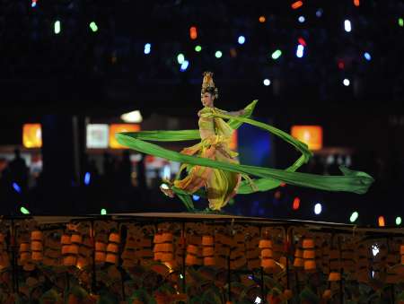 图文-北京奥运会开幕式盛大表演 盛装演员独舞