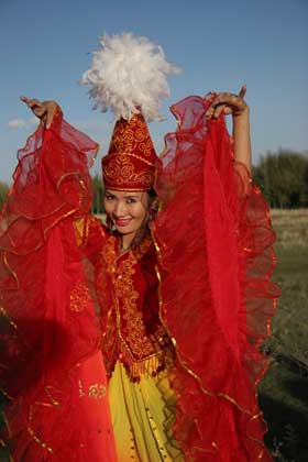 柯尔克孜族居住在我国西部边陲,据03年人口统计约14万余人,主要聚居在
