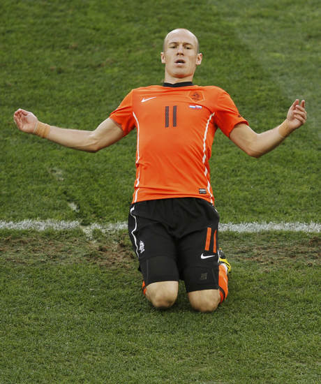 图文18决赛荷兰vs斯洛伐克罗本双膝跪地庆祝