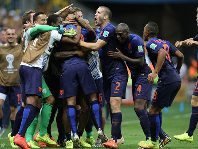 罗本造点范佩西破门 荷兰3-0巴西夺季军