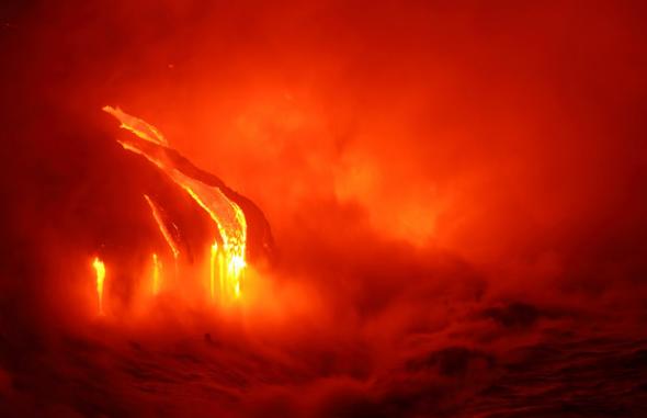 夏威夷的火山喷发,岩浆倾泻入入大海,形成大量蒸汽