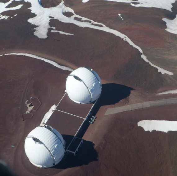 夏威夷莫纳克亚山顶的两台10米口径的凯克天文望远镜.