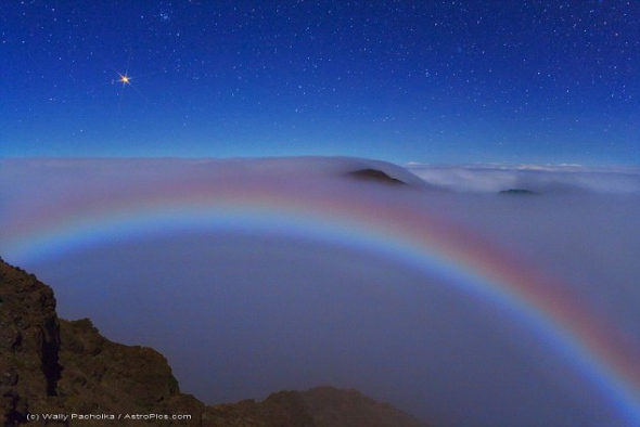 "月亮彩虹"也就是我们所称的"月虹(moonbow)".